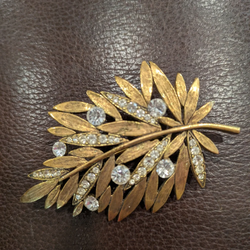 Vintage Elegant Gold Tone Leaf Brooch with Crystal Accents 2.5